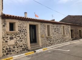 Maison de village avec patio, hotel em Bessan