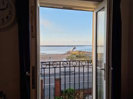 Beach View Couples Retreat Aberavon Beach Direct Seafront panoramic Sea Views large driveway parking, hotel i Port Talbot