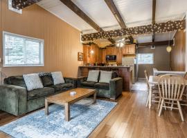 Tyrolean Village 6 2 Bedroom 1 and a Half Bath Sleeps 6 Walk to Lift Steps to town shuttle, hôtel à Mammoth Lakes