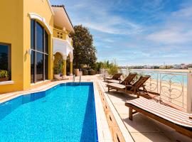 Palm Jumeirah Beachfront Private Villa with swimming pool、ドバイのホテル