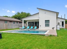 White Dove Pool House- Modern Luxury 4br Home Near Lake Travis Wpool, holiday home in Austin