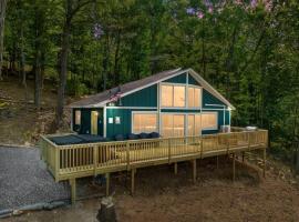 Forest Ridge Cabin - Hot Tub, Wi-Fi, National Park 15 Min, Fire Pit, holiday home in Elkton
