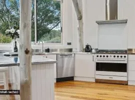 Baraga Sanctuary holiday house, Bermagui Barragga Bay Linen & Wifi Provided