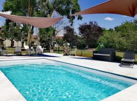 Spacious cottage with terrace, hotel with parking in Frontenay-sur-Dive