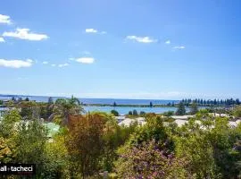 Bermagui jewel holiday house 5 Bedroom Uninterrupted views central location Bermagui Linen & Wifi Provided