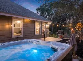The Overlook Cottage . King Bed . Mini Lake View