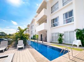 Pura Vida Apartment with nice pool walking distance to the heart of Jaco, family hotel in Jacó