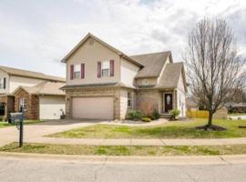 Spacious home across from Louisville in New Albany, holiday home in New Albany
