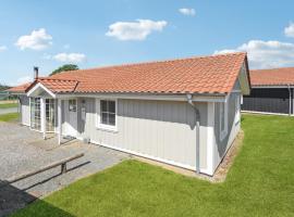 Awesome Home In Grsten With Sauna, Swimming Pool And 4 Bedrooms, bolig ved stranden i Gråsten