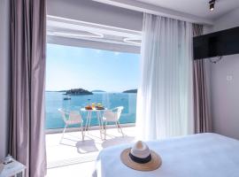 Nelly's Apartments, hotel Tolóban