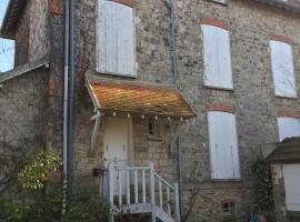 Family old village house with garden near forest, hotel in Barbizon