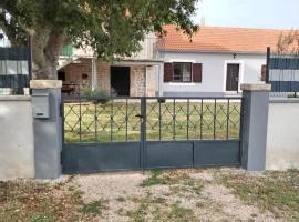 Holiday Home Nena, viešbutis su vietomis automobiliams mieste Drnišas