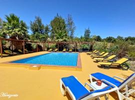 Monte Horizonte - The Twin Houses - Turismo Rural - Eco & Nature, hotel sa bazenima u gradu Santijago do Kasem