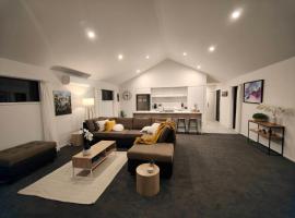 Beautiful home near everything!, biệt thự ở Christchurch