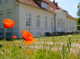 Viesnīca ar autostāvvietu Gutshaus FeWo Lübeck pilsētā Dassow