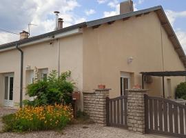 Charmant gîte Haut-Marnais, hotel para famílias em Montcharvot