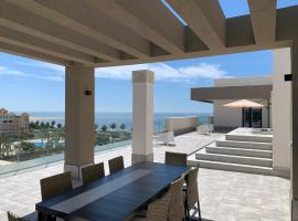 Penthouse with wide terrace next to the ocean, hotel in Huelva