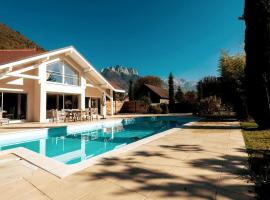 Studio indépendant 3 étoiles dans magnifique villa au bord du lac d'Annecy, holiday rental in Veyrier-du-Lac