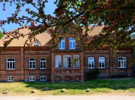 Gutshaus Thorstorf FeWo Travemünde, hotel amb aparcament a Warnow