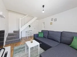 Comfortable Home in Kent, Sleeps 6 - Parking Available