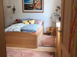 Doppelzimmer mit Wasserbett, habitación en casa particular en Winningen