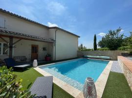 Maison de campagne avec piscine entre Saint-Emilion et Bergerac，Massugas的Villa