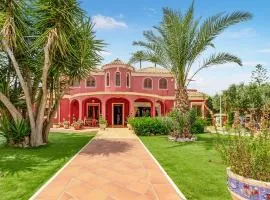 Stunning Home In Elche