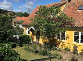 CHARMING FARM HOUSE IN GUDHJEM, kotedžas mieste Gudjemas