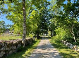 Cottage with beautiful nature, open landscape, forest and lakes, hotel v destinaci Tingsryd