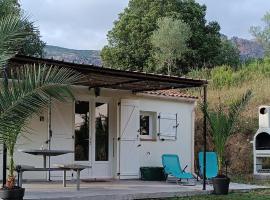 Charmante maisonnette situé au calme proche d'Ajaccio., hotel com estacionamento em Afa
