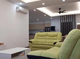 Miri Sunsky Condo Homestay 3 Rooms & 6 Guest、ミリのコンドミニアム