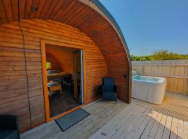 Pond View Pod 2 with Private Hot Tub -Pet Friendly- Fife - Loch Leven - Lomond Hills, cabin in Kelty