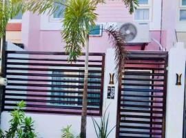 Entire Unit Fully Air-conditioned with Hi-Speed WiFi, villa in Mabalacat