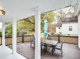 Southern Charm Cottage, vacation home in Hickory
