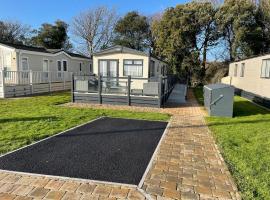 Emma's Pad at Hoburne Naish - New Forest - Wheel chair Accessible with wetroom and ramp, cheap hotel in Highcliffe