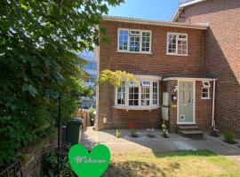 Redhill Town Centre 3 bed House near Gatwick Airport, easy commute to London，雷德希爾的公寓