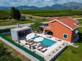 Amazing Home In Opuzen With Outdoor Swimming Pool, sumarhús í Opuzen