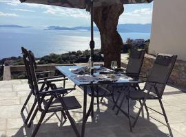 Νοσταλγός-Νησιώτικο σπίτι με θέα στο Αιγαίο, villa in Skopelos Town