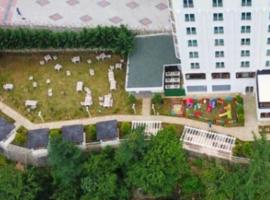 Jolnar garden hotel, hotel en Macka