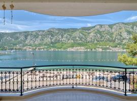 The Golden Luxury complex - Central and Seaboard, hotel in Kotor