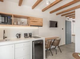 Elements of Milos，Mytakas的附設泳池的飯店