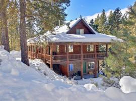 Dreamy updated log cabin in the woods close to lak, Hotel in Cascade