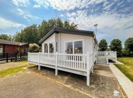 Beautiful Lodge With Decking In Hunstanton At Manor Park Ref 23023w, chata v destinaci Hunstanton