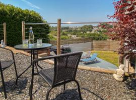 High View, holiday home in Truro