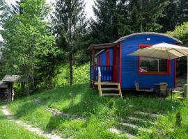 RED Tiny Houses, prabangi stovyklavietė mieste Voronet