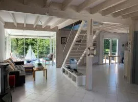 Maison en bois avec vue sur étang de Sandun