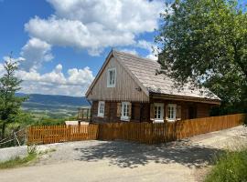120 letnia Chata w Górach z jacuzzi i sauną, family hotel in Rychwałdek