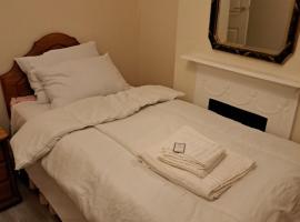 Single Bedroom available - Train station London Seven Kings，Seven Kings的家庭旅館