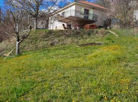 Les coteaux de Planèze, maison et jardin dans le Lot! Chambres chez l'habitant!，Belmont-Bretenoux蒙塔爾高爾夫場附近的飯店