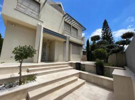 Kosher Luxury villa - Raanana, ваканционно жилище в Раанана